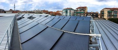 panel solar hibrido en el exterior de una vivienda