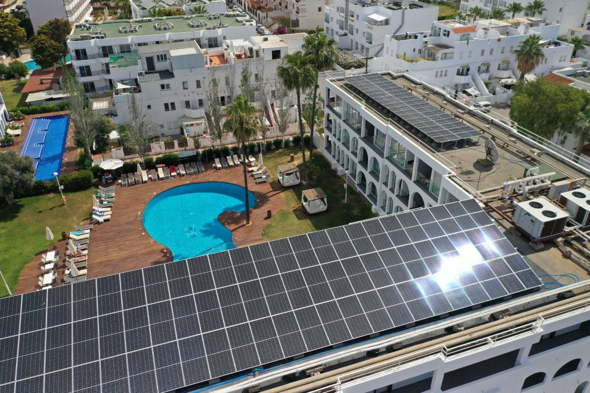 instalación solar con paneles en tejado de hotel ebano