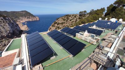 tejado con paneles solares hibridos en ibiza