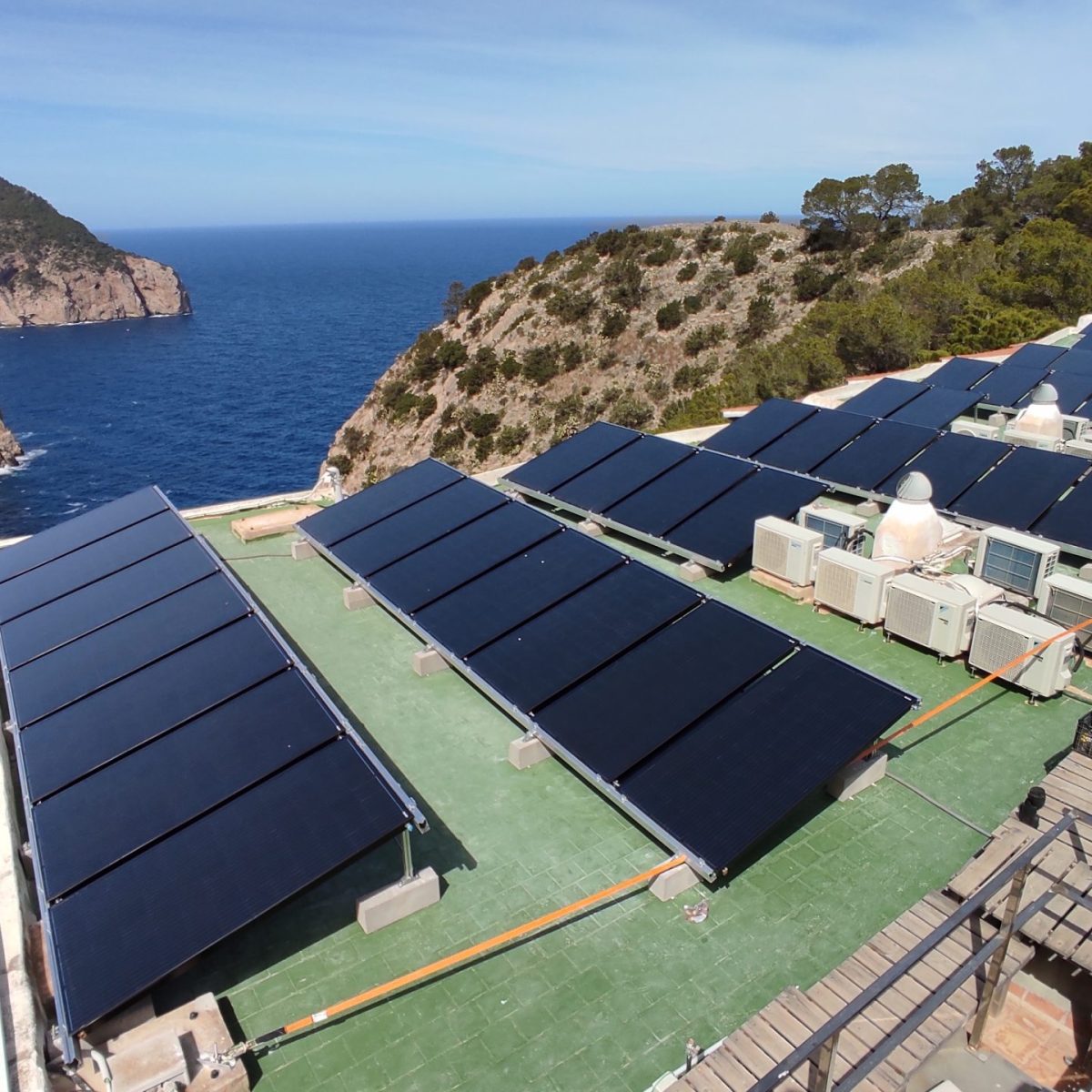 tejado con paneles solares hibridos en ibiza