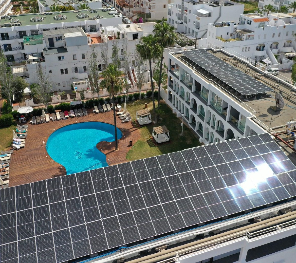 instalación solar con paneles en tejado de hotel ebano